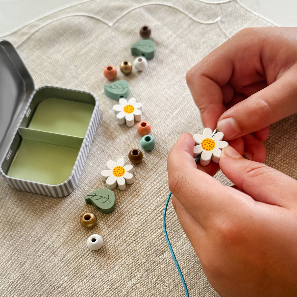 Make a Daisy Bracelet